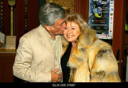 Az Egy szoknya, egy nadrág díszbemutatója az Urániában-stock-foto