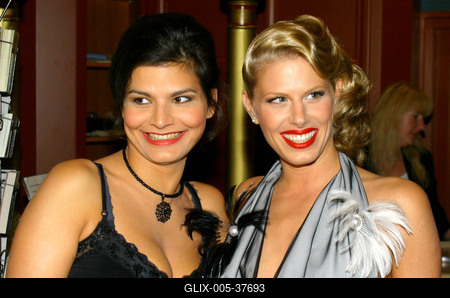 Az Egy szoknya, egy nadrág díszbemutatója az Urániában-stock-foto