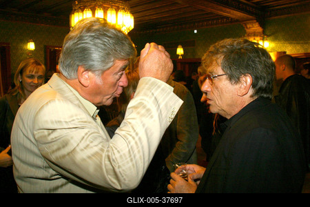 Az Egy szoknya, egy nadrág díszbemutatója az Urániában-stock-foto