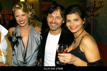 Az Egy szoknya, egy nadrág díszbemutatója az Urániában-stock-foto