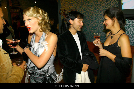 Az Egy szoknya, egy nadrág díszbemutatója az Urániában-stock-foto