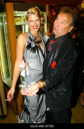 Az Egy szoknya, egy nadrág díszbemutatója az Urániában-stock-foto