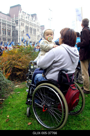 Parlament elé vonultak a z idősek és fogyatékosok-stock-foto