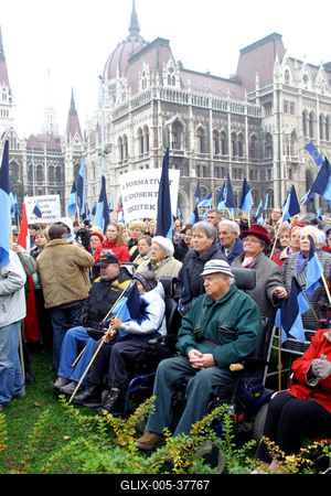 Parlament elé vonultak a z idősek és fogyatékosok-stock-foto