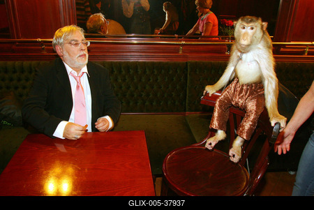 Verebes István kisregényt írt-stock-foto