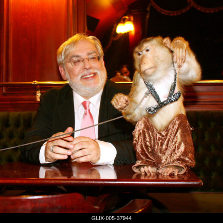 Verebes István kisregényt írt-stock-foto