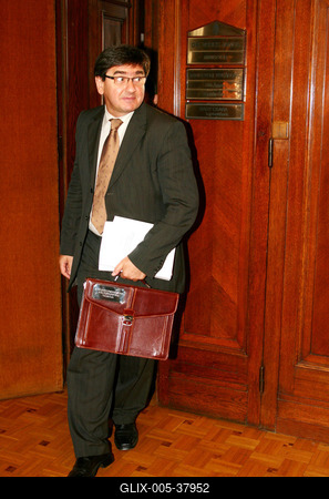 Veres átadja a költségvetést-stock-foto