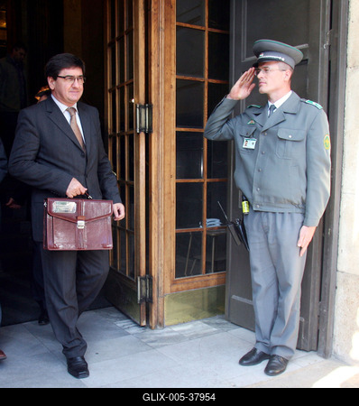 Veres átadja a költségvetést-stock-foto