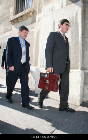 Veres átadja a költségvetést-stock-foto