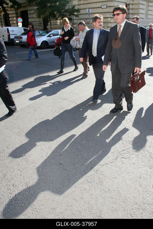 Veres átadja a költségvetést-stock-foto