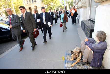 Veres átadja a költségvetést-stock-foto