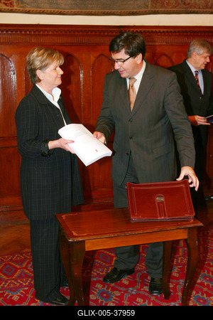 Veres átadja a költségvetést-stock-foto