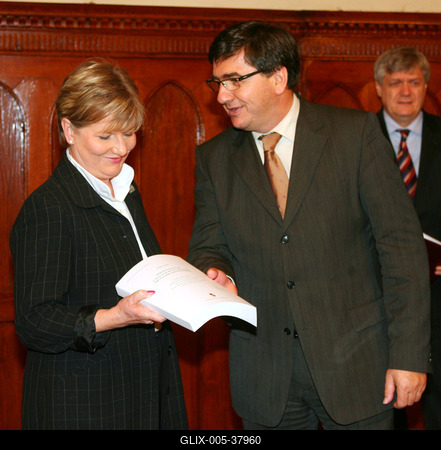 Veres átadja a költségvetést-stock-foto