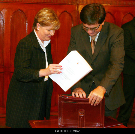 Veres átadja a költségvetést-stock-foto