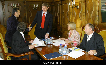 Pártelnökök a miniszterelnök dolgozószobájában-stock-foto