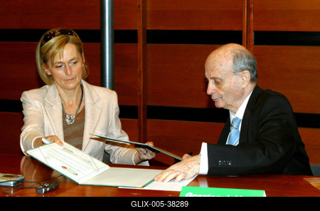 Együttműködési megállapodást kötött az MDF és a Tisztelet Társasága-stock-foto