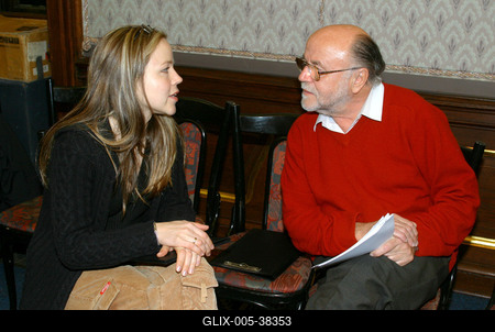 Budapest, 2006.02.20.
Lezajlottak az előválogatások az ötödik Humorfesztiválon, így a több száz jelentkező közül az előadói kategóriában négy elődöntő keretében 32 produkció hallható a Magyar Rádió Márványtermében. A középdöntőbe 16, a döntőbe 8 előadó kerül. Szerzői kategóriában 2 elődöntőt tartottak február 20-án.

A képen: Haumann Petra és Haumann Péter-stock-foto