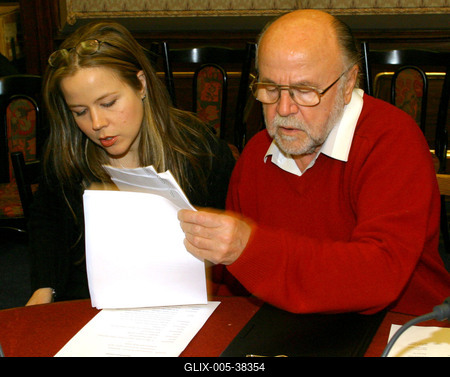 Budapest, 2006.02.20.
Lezajlottak az előválogatások az ötödik Humorfesztiválon, így a több száz jelentkező közül az előadói kategóriában négy elődöntő keretében 32 produkció hallható a Magyar Rádió Márványtermében. A középdöntőbe 16, a döntőbe 8 előadó kerül. Szerzői kategóriában 2 elődöntőt tartottak február 20-án.

A képen: Haumann Petra és Haumann Péter-stock-foto