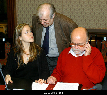 Budapest, 2006.02.20.
Lezajlottak az előválogatások az ötödik Humorfesztiválon, így a több száz jelentkező közül az előadói kategóriában négy elődöntő keretében 32 produkció hallható a Magyar Rádió Márványtermében. A középdöntőbe 16, a döntőbe 8 előadó kerül. Szerzői kategóriában 2 elődöntőt tartottak február 20-án.

A képen balról: Haumann Petra, Sinkó Péter és Haumann Péter-stock-foto
