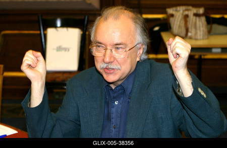 Budapest, 2006.02.20.
Lezajlottak az előválogatások az ötödik Humorfesztiválon, így a több száz jelentkező közül az előadói kategóriában négy elődöntő keretében 32 produkció hallható a Magyar Rádió Márványtermében. A középdöntőbe 16, a döntőbe 8 előadó kerül. Szerzői kategóriában 2 elődöntőt tartottak február 20-án.

A képen: Farkasházy Tivadar-stock-foto