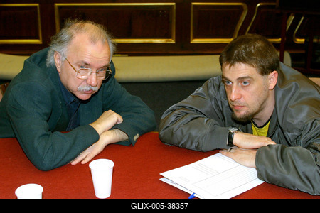 Budapest, 2006.02.20.
Lezajlottak az előválogatások az ötödik Humorfesztiválon, így a több száz jelentkező közül az előadói kategóriában négy elődöntő keretében 32 produkció hallható a Magyar Rádió Márványtermében. A középdöntőbe 16, a döntőbe 8 előadó kerül. Szerzői kategóriában 2 elődöntőt tartottak február 20-án.

A képen: Farkasházy Tivadar (balra) és Para-Kovács Imre-stock-foto