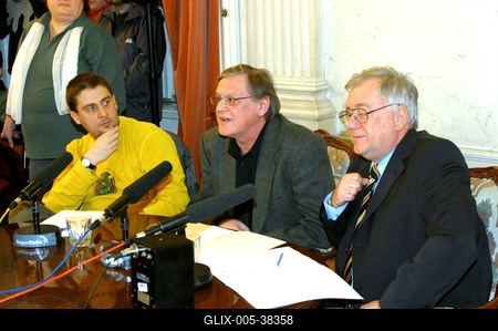 Budapest, 2006.02.20.
Lezajlottak az előválogatások az ötödik Humorfesztiválon, így a több száz jelentkező közül az előadói kategóriában négy elődöntő keretében 32 produkció hallható a Magyar Rádió Márványtermében. A középdöntőbe 16, a döntőbe 8 előadó kerül. Szerzői kategóriában 2 elődöntőt tartottak február 20-án.

A képen balról: a zsűri tagjai : Para-Kovács Imre, Megyesi Gusztáv és Trunkó Barnabás-stock-foto