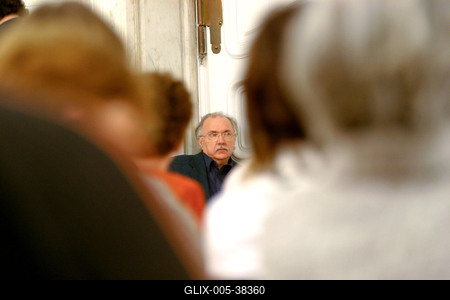 Budapest, 2006.02.20.
Lezajlottak az előválogatások az ötödik Humorfesztiválon, így a több száz jelentkező közül az előadói kategóriában négy elődöntő keretében 32 produkció hallható a Magyar Rádió Márványtermében. A középdöntőbe 16, a döntőbe 8 előadó kerül. Szerzői kategóriában 2 elődöntőt tartottak február 20-án.

A képen: Farkasházy Tivadar-stock-foto