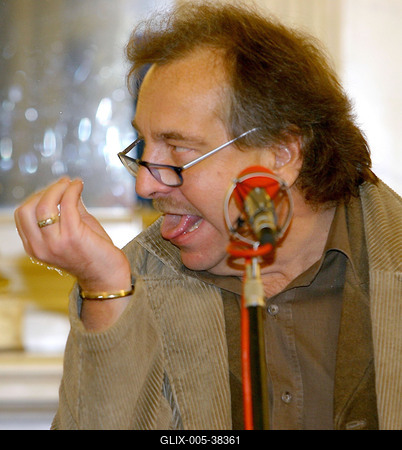 Budapest, 2006.02.20.
Lezajlottak az előválogatások az ötödik Humorfesztiválon, így a több száz jelentkező közül az előadói kategóriában négy elődöntő keretében 32 produkció hallható a Magyar Rádió Márványtermében. A középdöntőbe 16, a döntőbe 8 előadó kerül. Szerzői kategóriában 2 elődöntőt tartottak február 20-án.

A képen: Bajor Imre-stock-foto