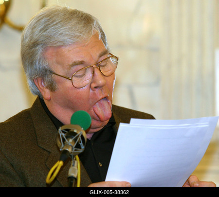 Budapest, 2006.02.20.
Lezajlottak az előválogatások az ötödik Humorfesztiválon, így a több száz jelentkező közül az előadói kategóriában négy elődöntő keretében 32 produkció hallható a Magyar Rádió Márványtermében. A középdöntőbe 16, a döntőbe 8 előadó kerül. Szerzői kategóriában 2 elődöntőt tartottak február 20-án.

A képen: Gálvölgyi János-stock-foto