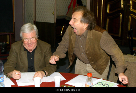 Budapest, 2006.02.20.
Lezajlottak az előválogatások az ötödik Humorfesztiválon, így a több száz jelentkező közül az előadói kategóriában négy elődöntő keretében 32 produkció hallható a Magyar Rádió Márványtermében. A középdöntőbe 16, a döntőbe 8 előadó kerül. Szerzői kategóriában 2 elődöntőt tartottak február 20-án.

A képen: Gálvölgyi János (balra) és Bajor Imre-stock-foto