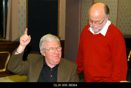 Budapest, 2006.02.20.
Lezajlottak az előválogatások az ötödik Humorfesztiválon, így a több száz jelentkező közül az előadói kategóriában négy elődöntő keretében 32 produkció hallható a Magyar Rádió Márványtermében. A középdöntőbe 16, a döntőbe 8 előadó kerül. Szerzői kategóriában 2 elődöntőt tartottak február 20-án.

A képen: Gálvölgyi János (balra) és Haumann Péter-stock-foto