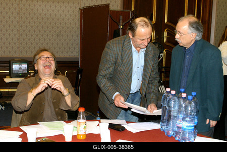 Budapest, 2006.02.20.
Lezajlottak az előválogatások az ötödik Humorfesztiválon, így a több száz jelentkező közül az előadói kategóriában négy elődöntő keretében 32 produkció hallható a Magyar Rádió Márványtermében. A középdöntőbe 16, a döntőbe 8 előadó kerül. Szerzői kategóriában 2 elődöntőt tartottak február 20-án.

A képen balról: Bajor Imre, Reviczky Gábor és Farkasházy Tivadar-stock-foto