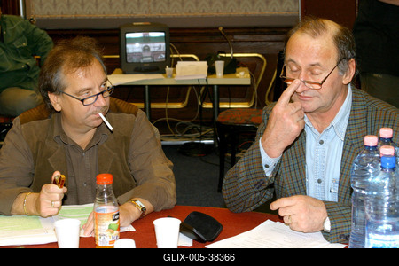 Budapest, 2006.02.20.
Lezajlottak az előválogatások az ötödik Humorfesztiválon, így a több száz jelentkező közül az előadói kategóriában négy elődöntő keretében 32 produkció hallható a Magyar Rádió Márványtermében. A középdöntőbe 16, a döntőbe 8 előadó kerül. Szerzői kategóriában 2 elődöntőt tartottak február 20-án.

A képen: Bajor Imre (balra) és Reviczky Gábor-stock-foto