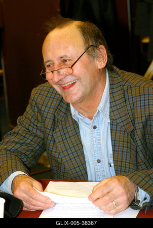 Budapest, 2006.02.20.
Lezajlottak az előválogatások az ötödik Humorfesztiválon, így a több száz jelentkező közül az előadói kategóriában négy elődöntő keretében 32 produkció hallható a Magyar Rádió Márványtermében. A középdöntőbe 16, a döntőbe 8 előadó kerül. Szerzői kategóriában 2 elődöntőt tartottak február 20-án.

A képen: Reviczky Gábor-stock-foto