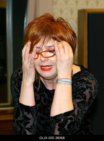 Budapest, 2006.02.20.
Lezajlottak az előválogatások az ötödik Humorfesztiválon, így a több száz jelentkező közül az előadói kategóriában négy elődöntő keretében 32 produkció hallható a Magyar Rádió Márványtermében. A középdöntőbe 16, a döntőbe 8 előadó kerül. Szerzői kategóriában 2 elődöntőt tartottak február 20-án.

A képen: Hernádi Judit-stock-foto