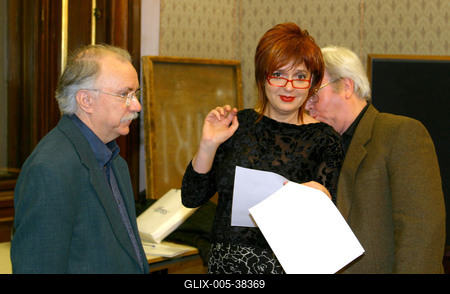 Budapest, 2006.02.20.
Lezajlottak az előválogatások az ötödik Humorfesztiválon, így a több száz jelentkező közül az előadói kategóriában négy elődöntő keretében 32 produkció hallható a Magyar Rádió Márványtermében. A középdöntőbe 16, a döntőbe 8 előadó kerül. Szerzői kategóriában 2 elődöntőt tartottak február 20-án.

A képen balról: Farkasházy Tivadar, Hernádi Judit és Gálvölgyi János-stock-foto