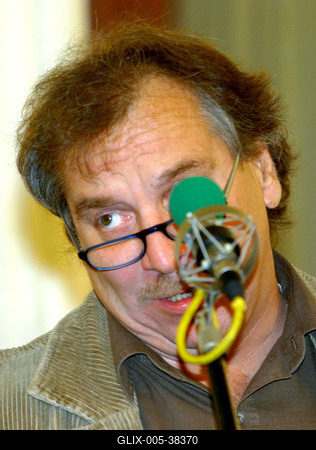 Budapest, 2006.02.20.
Lezajlottak az előválogatások az ötödik Humorfesztiválon, így a több száz jelentkező közül az előadói kategóriában négy elődöntő keretében 32 produkció hallható a Magyar Rádió Márványtermében. A középdöntőbe 16, a döntőbe 8 előadó kerül. Szerzői kategóriában 2 elődöntőt tartottak február 20-án.

A képen: Bajor Imre-stock-foto