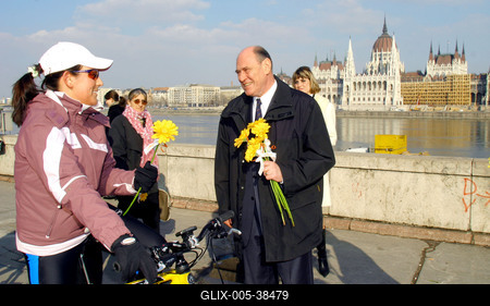 Kupa Mihály virágot osztogat Nőnapon-stock-foto