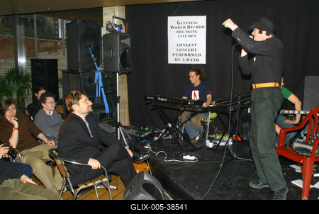 Guinness rekordra készül Müller Péter Sziámi-stock-foto