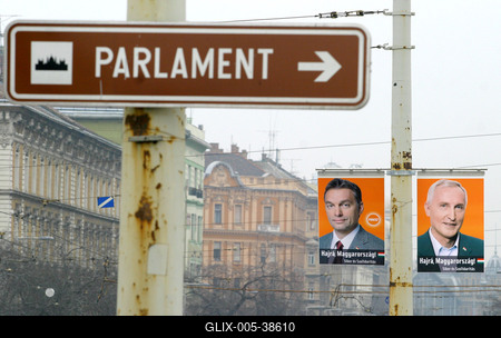 Budapest, 2006.03.23.
Választási plakátok Budapesten, a Margit hídon.-stock-foto