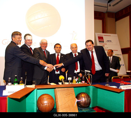 Bemutatták az Európa-bajnokság pályázati anyagát-stock-foto