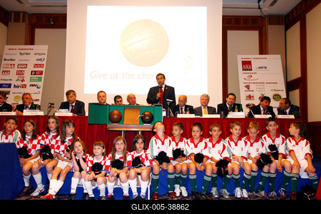 Bemutatták az Európa-bajnokság pályázati anyagát-stock-foto