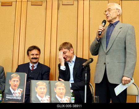 Megjelent Debreczeni József Az új miniszterelnök című könyve-stock-foto