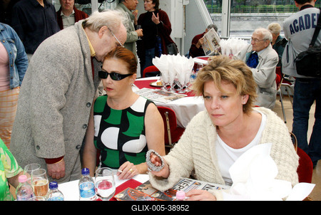 A Dunán zárták az évadot a Vígszínház művészei-stock-foto