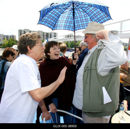 A Dunán zárták az évadot a Vígszínház művészei-stock-foto