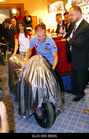 Autót és motort kapott Talma ajándékba-stock-foto