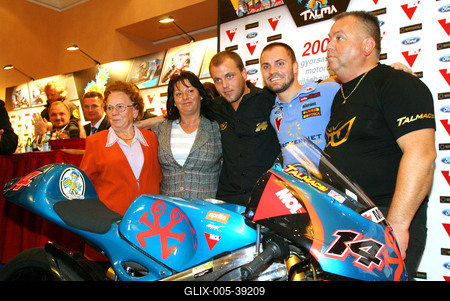 Autót és motort kapott Talma ajándékba-stock-foto