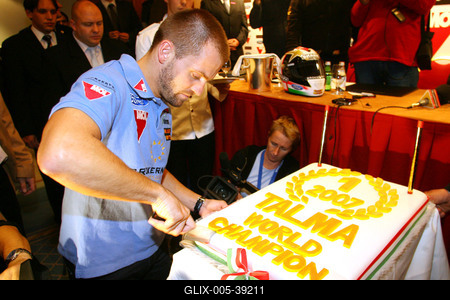 Autót és motort kapott Talma ajándékba-stock-foto