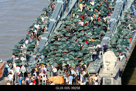 Zöldre váltott a Lánchíd-stock-foto