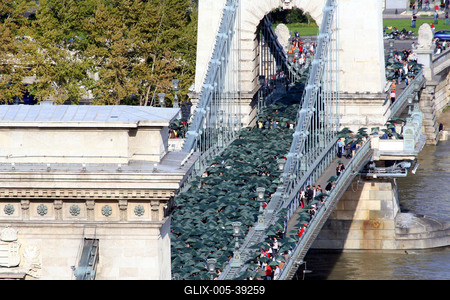 Zöldre váltott a Lánchíd-stock-foto